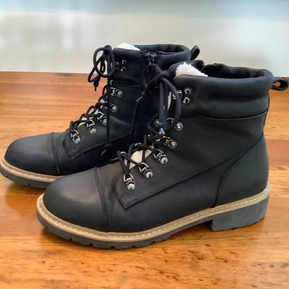 Black Ankle Boot Sz 9 Lace up Sherpa on Tongue only